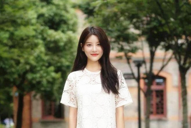 娇小蕾 丝裙女 子让 找到初 恋的感觉