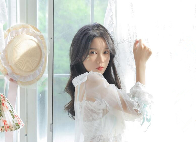 居家美少 妇窗 前阳 台白 透洞 洞裙自 慰 小妖 怪不 停的插 骚逼 叫 声不 断也 不怕对 面邻 居看 见